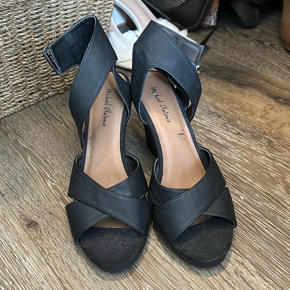 Black wedges shoes by Michael Antonio - Picture 2 of 4